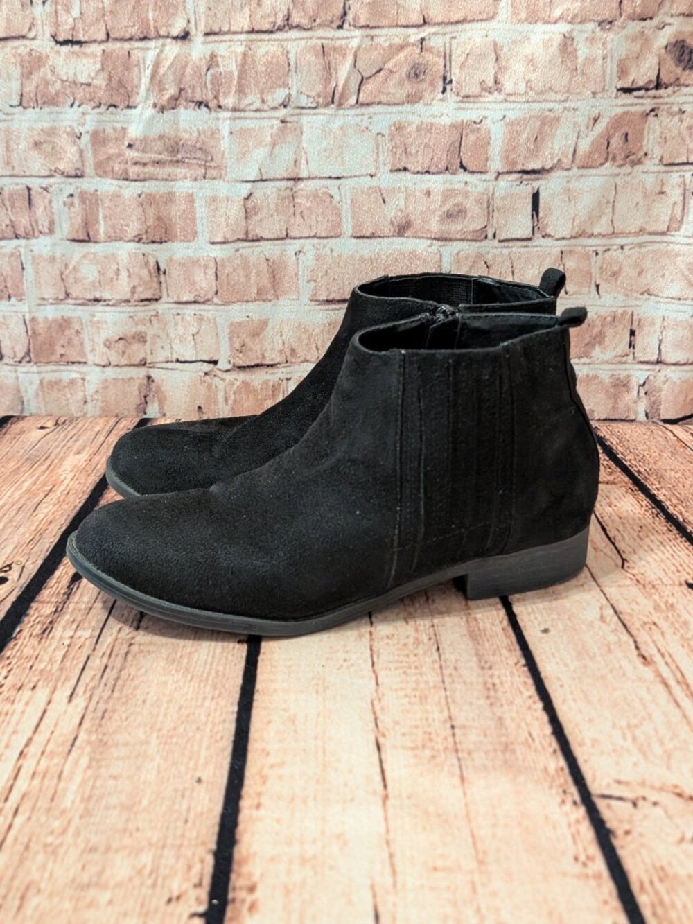 David Aaron Black Faux Suede Chelsea Ankle Boots Size 8